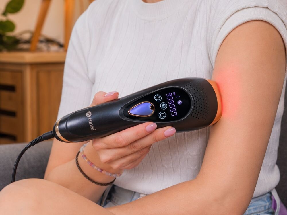 Depilator HAXE IPL Alissa HX807 na zdjęciu widoczna kobieta depilująca ręce produkt w użyciu technologia IPL do stosowania przez kobiety i mężczyzn