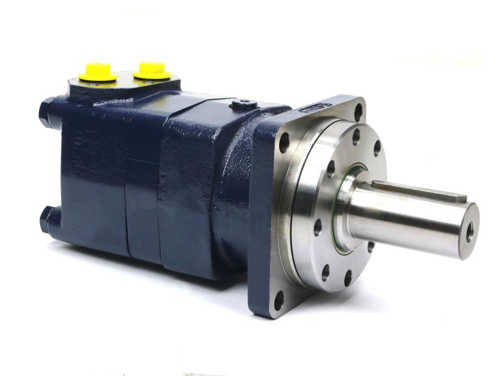 Na obrazie widoczny jest ciemnoniebieski silnik hydrauliczny z metalowym wałem i żółtymi zatyczkami na górze. Produkt ma solidną, metalową konstrukcję z otworami montażowymi na flanszy.