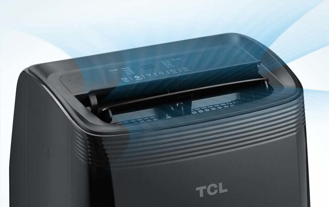 Czarny klimatyzator przenośny z widocznym panelem sterowania i logo TCL. Urządzenie emituje niebieskie strumienie powietrza.