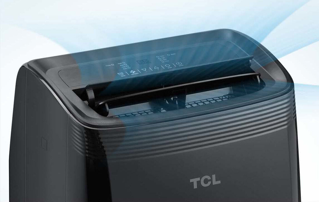Czarny klimatyzator przenośny z widocznym panelem sterowania i logo TCL. Z urządzenia wydobywa się strumień powietrza.