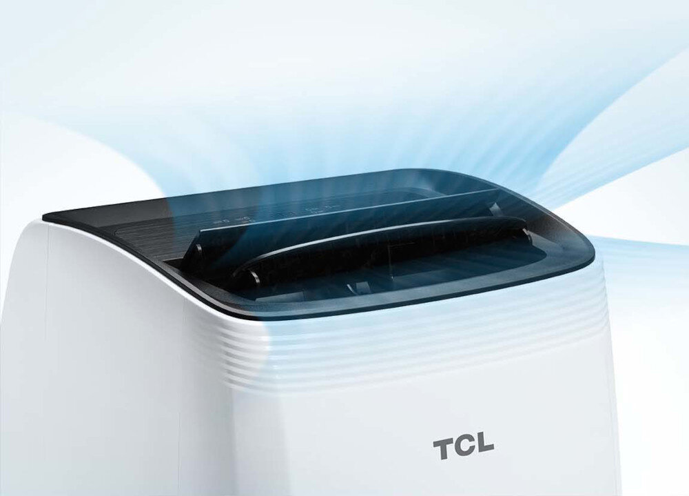 Biały klimatyzator przenośny z widocznym logo TCL na przedniej części. Z urządzenia wydobywa się strumień powietrza, co sugeruje jego działanie.