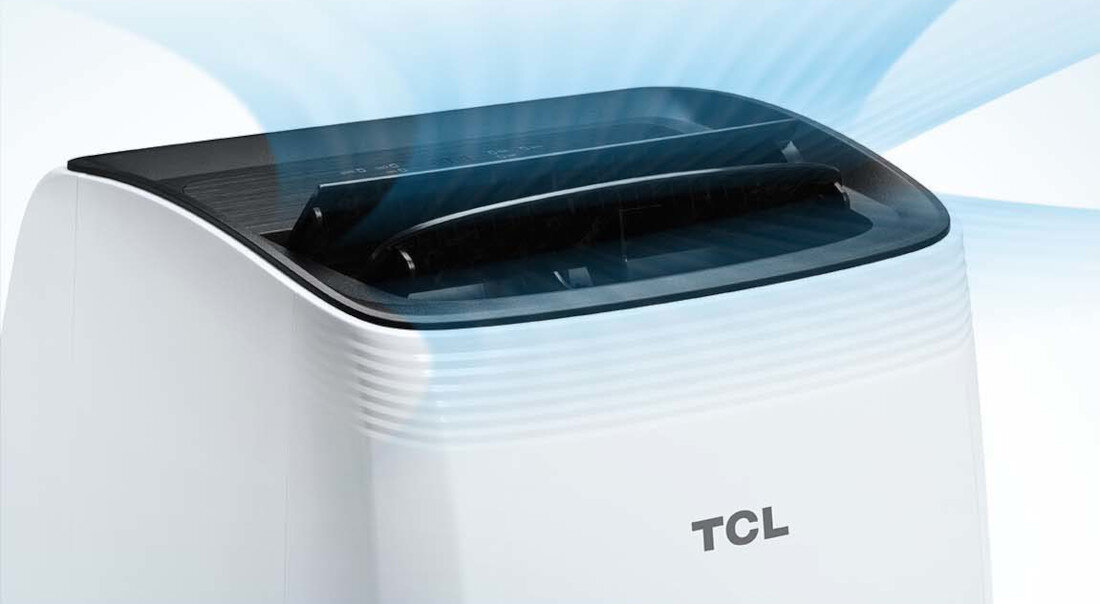 Biały klimatyzator przenośny z widocznym logo TCL na przedniej części. Z urządzenia wydobywa się strumień powietrza.