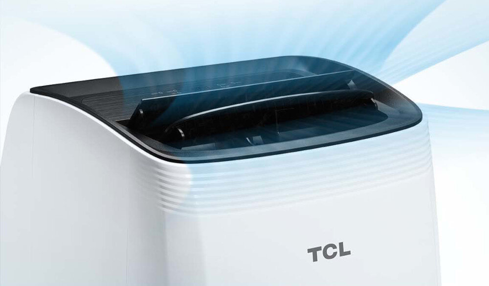 Biały klimatyzator przenośny z widocznym logo TCL na przedniej części. Z urządzenia wydobywa się strumień powietrza.