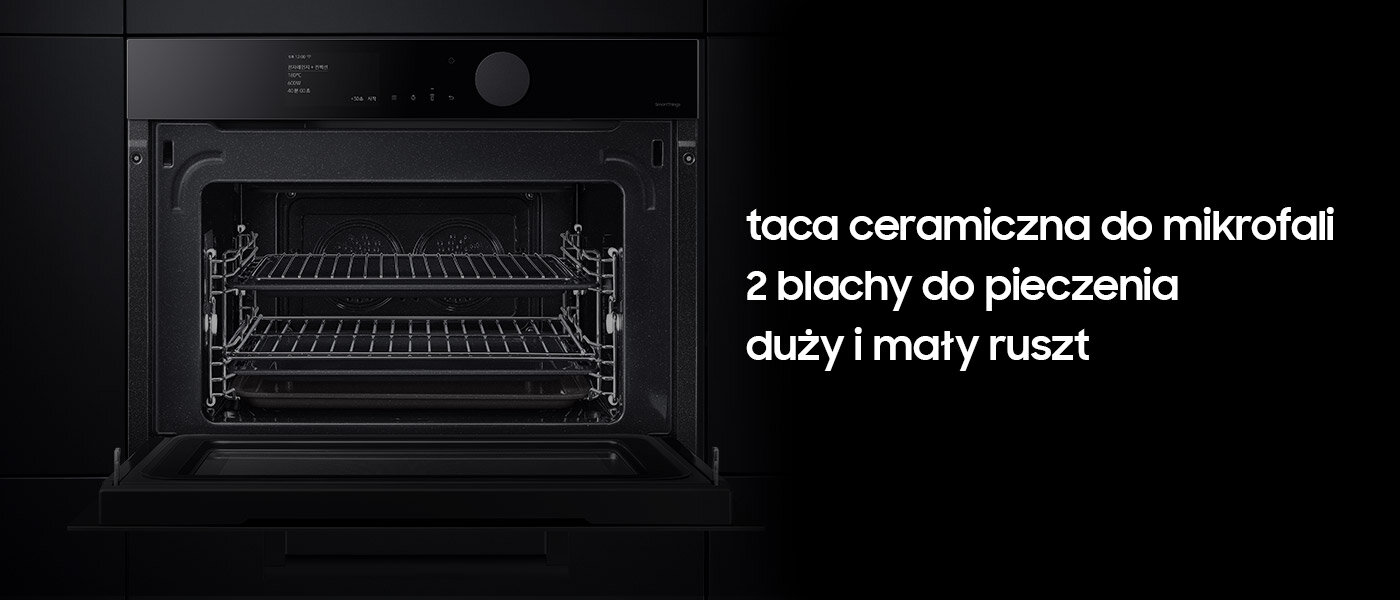 Otwarty piekarnik z widocznymi dwoma rusztami i tacą ceramiczną. Obok znajduje się tekst: \'taca ceramiczna do mikrofali, 2 blachy do pieczenia, duży i mały ruszt\'.