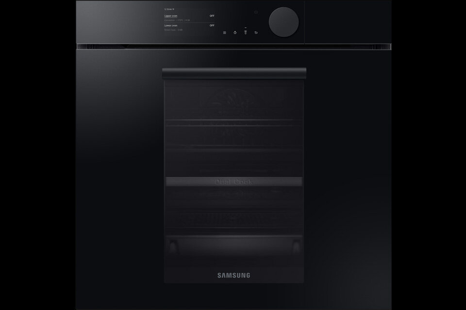Czarny piekarnik z panelem sterowania na górze, na którym widoczne są przyciski i pokrętło. Na drzwiach piekarnika znajduje się logo \'Samsung\'.