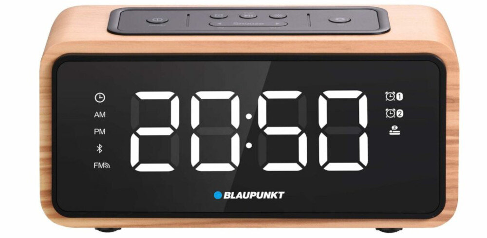 Radiobudzik z drewnianą obudową i czarnym frontem, wyświetlający godzinę 20:50. Na wyświetlaczu widoczne są ikony: zegara, AM, PM, Bluetooth, FM oraz logo BLAUPUNKT.