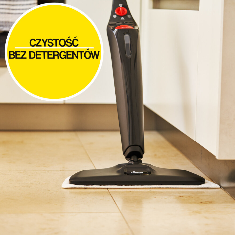 Na podłodze znajduje się mop parowy z czarną rączką i białą nakładką. W żółtym okręgu widoczny jest tekst: \'CZYSTOŚĆ BEZ DETERGENTÓW\'.