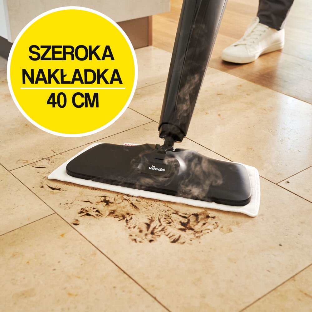 Mop parowy z logo \'Vileda\' czyści zabrudzoną podłogę, wydzielając parę. Obok widoczny jest żółty okrąg z napisem \'SZEROKA NAKŁADKA 40 CM\'.