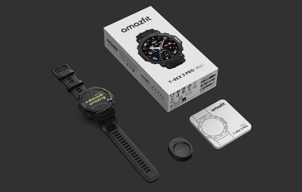 Na ciemnym tle znajduje się smartwatch z okrągłą tarczą, pudełko z napisem \'amazfit T-REX 3 PRO\', instrukcja oraz małe, okrągłe urządzenie. Na ekranie zegarka widoczny jest napis \'discover amazing\'.
