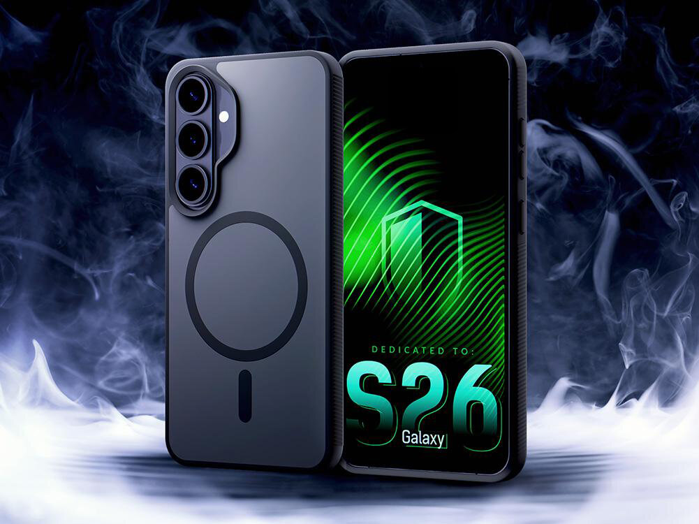 Na obrazie widoczne jest przezroczysto-czarne etui z okrągłym wzorem oraz smartfon z wyświetlaczem, na którym widnieje napis \'DEDICATED TO: S26\'. W tle unosi się dym, tworząc efektowne tło.