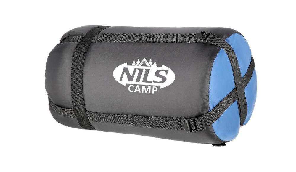 Na obrazie widoczny jest czarno-niebieski śpiwór z logo \'NILS CAMP\'.