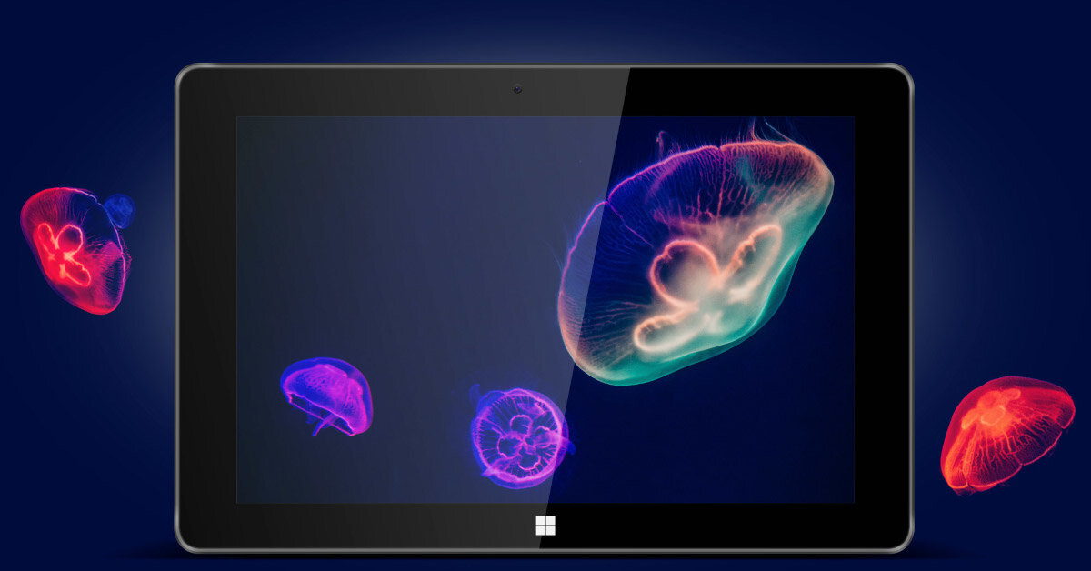 Tablet z wyświetlaczem pokazującym kolorowe meduzy na ciemnym tle. Na obudowie widoczne jest logo w kształcie okna.