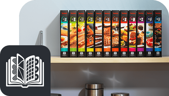 Na półce znajduje się zestaw kolorowych pudełek z różnymi wzorami potraw, każde z logo TEFAL. Obok widoczna jest ikona książki kucharskiej z grafiką wafli i kanapek.