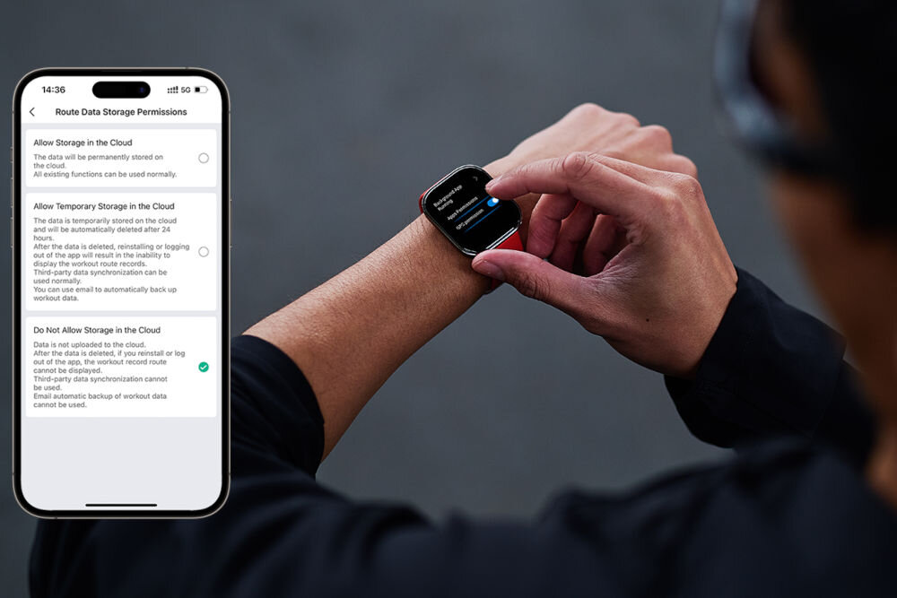 Osoba obsługuje smartwatch na nadgarstku, na ekranie widoczny jest tekst dotyczący ustawień. Obok znajduje się smartfon z wyświetlonymi opcjami \'Route Data Storage Permissions\'.