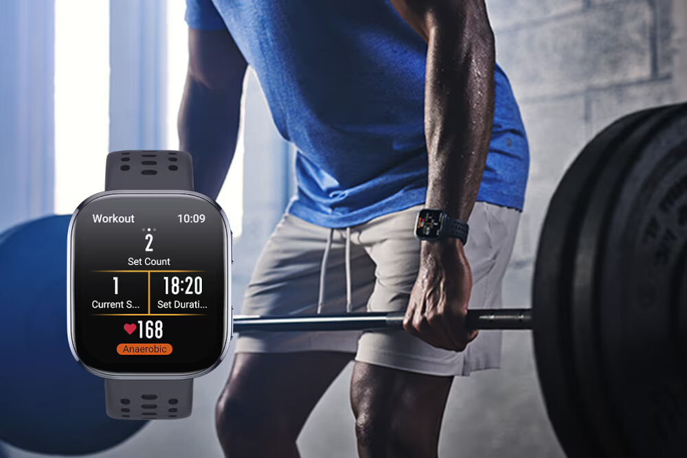 Na obrazie widoczny jest smartwatch z wyświetlaczem pokazującym dane treningowe, takie jak liczba serii, czas trwania i tętno. W tle osoba podnosi ciężary, mając na nadgarstku podobny zegarek.