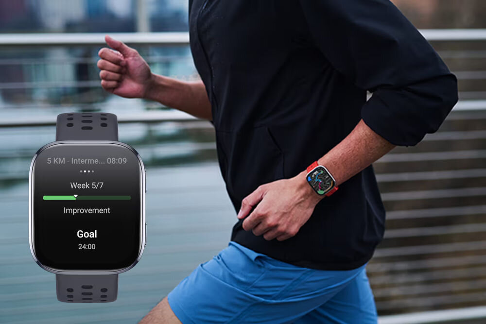Osoba biegnie w sportowym stroju, na nadgarstku ma smartwatch. Obok widoczny jest zbliżony obraz smartwatcha z wyświetlaczem pokazującym tekst: \'5 KM - Interme... 08:09\', \'Week 5/7\', \'Improvement\', \'Goal 24:00\'.