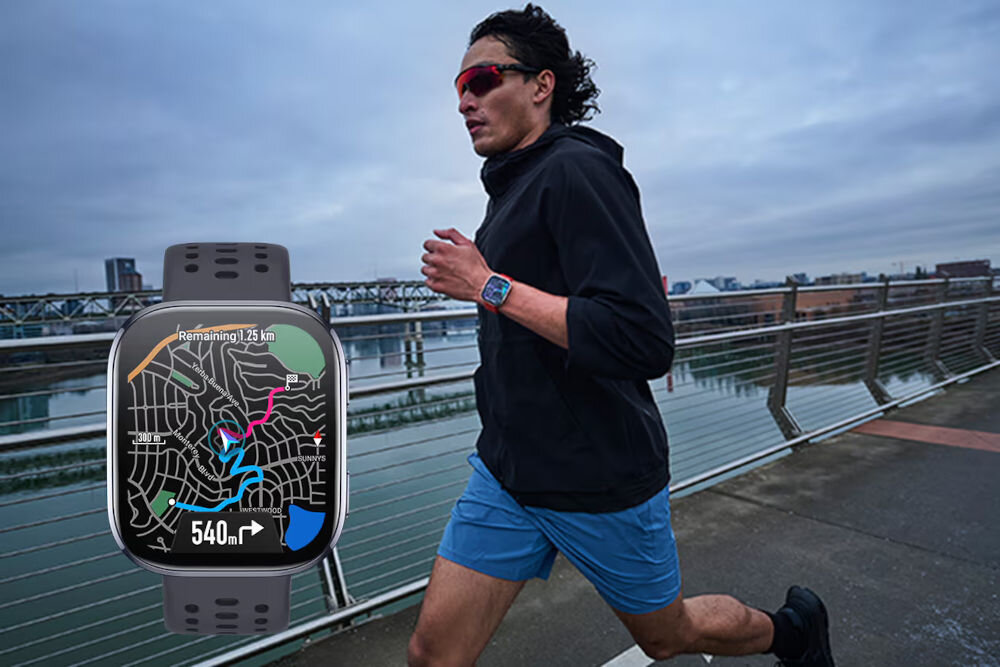 Osoba biegnie po chodniku w sportowym stroju, nosząc smartwatch na nadgarstku. Obok widoczny jest zbliżony obraz smartwatcha z mapą i tekstem \'Remaining 1.25 km\' oraz \'540 m\'.