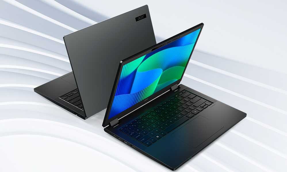 Dwa laptopy z otwartymi ekranami, na których wyświetlany jest kolorowy wzór z niebieskimi i zielonymi falami. Obudowy laptopów są w kolorze ciemnoszarym, a klawiatury mają czarne klawisze.