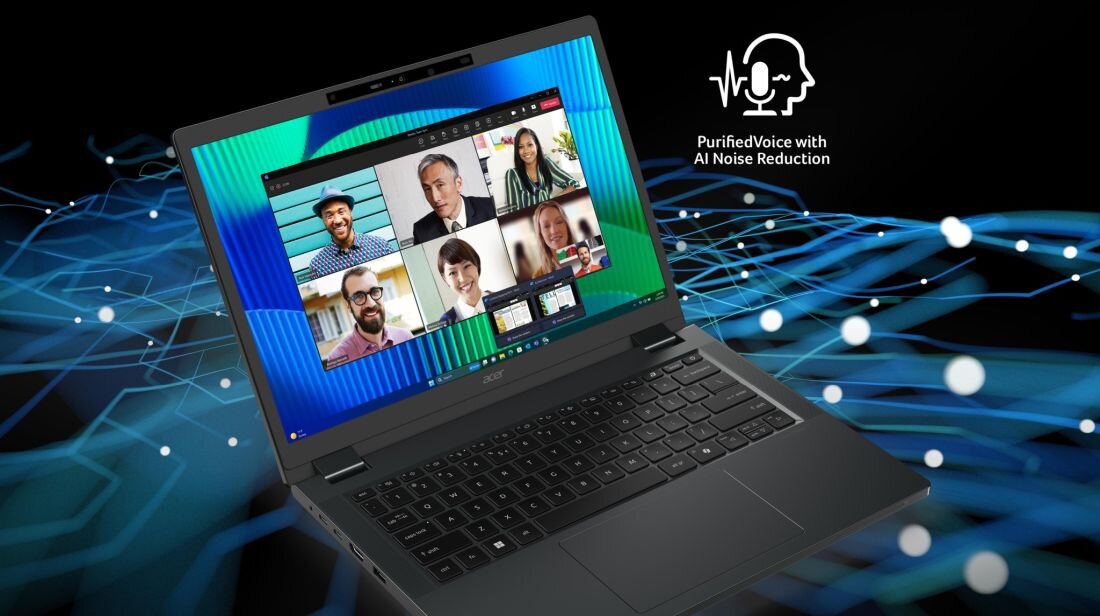 Laptop z otwartym ekranem, na którym widać wideokonferencję z kilkoma osobami. Obok znajduje się napis \'PurifiedVoice with AI Noise Reduction\'.