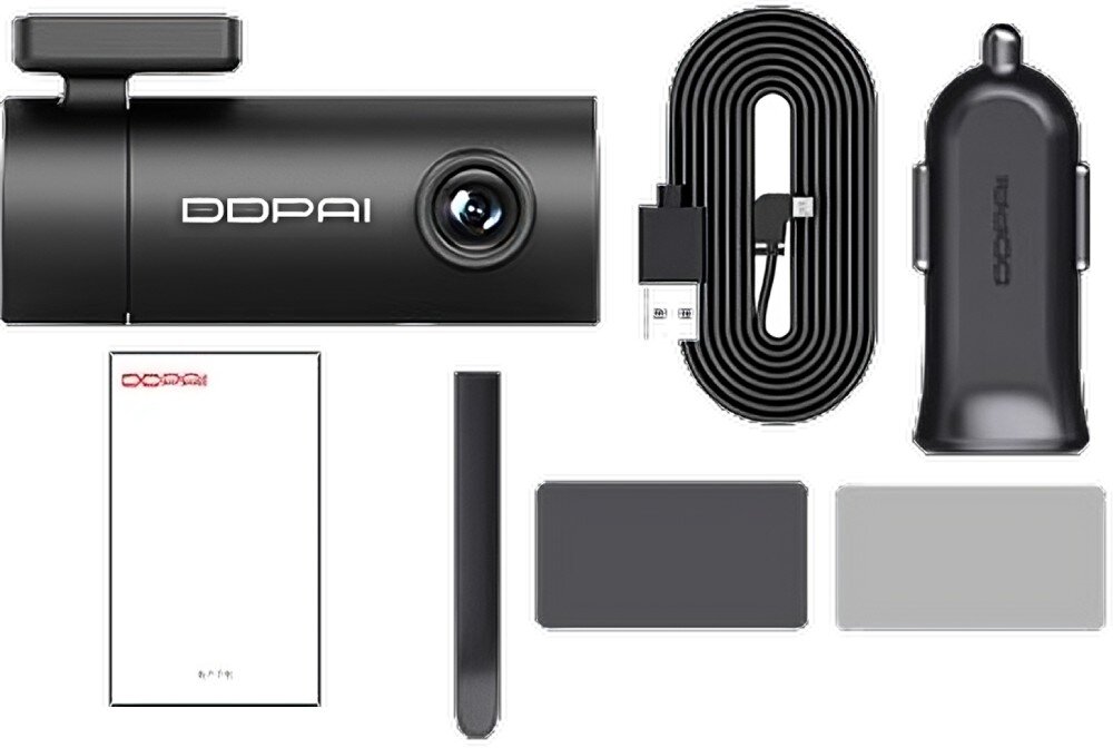 Na obrazie widoczny jest zestaw wideorejestratora DDPAI, w skład którego wchodzą: kamera z logo \'DDPAI\', kabel USB, ładowarka samochodowa z logo \'DDPAI\', instrukcja, uchwyt oraz dwie prostokątne naklejki.