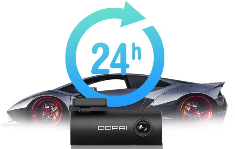 Na obrazie widoczny jest wideorejestrator z napisem \'DDPAI\' na tle sportowego samochodu. Nad urządzeniem znajduje się niebieska strzałka z napisem \'24h\'.
