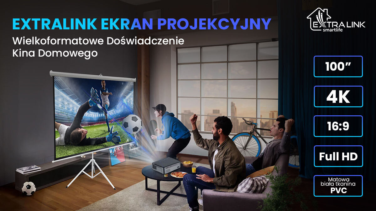 Obraz przedstawia ekran projekcyjny z wyświetlanym meczem piłki nożnej, otoczony przez osoby oglądające. Na ekranie widnieje tekst: \'EXTRALINK EKRAN PROJEKCYJNY Wielkoformatowe Doświadczenie Kina Domowego\', a po prawej stronie znajdują się specyfikacje: \'100\
