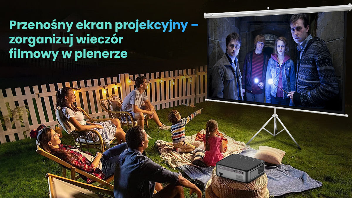 Grupa osób siedzi na trawie przed ekranem projekcyjnym, na którym wyświetlany jest film. Tekst na obrazie: \'Przenośny ekran projekcyjny – zorganizuj wieczór filmowy w plenerze\'.