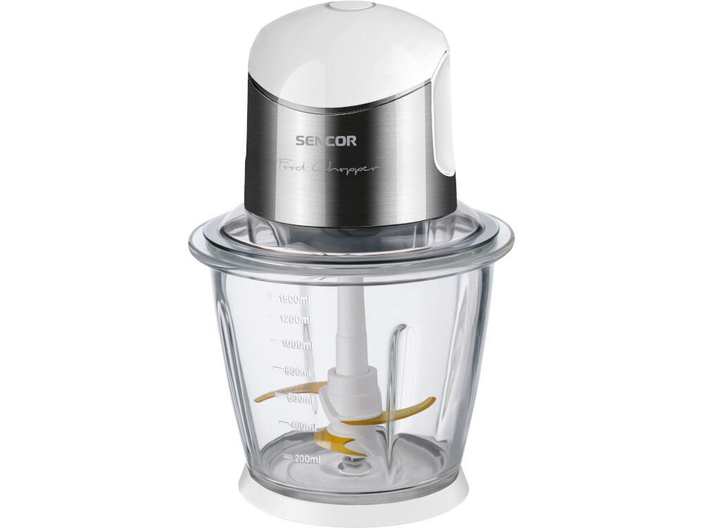 Na obrazie widoczny jest rozdrabniacz do warzyw z przezroczystym pojemnikiem i metalową pokrywą z napisem \'SENCOR Food Chopper\'. Pojemnik ma miarkę z oznaczeniami od 200 ml do 1500 ml oraz żółte ostrza wewnątrz.
