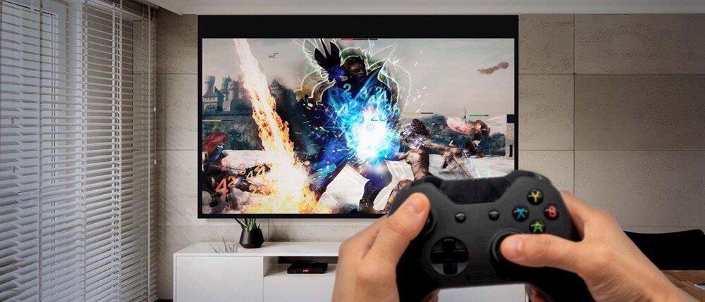 Projektor laserowy OPTOMA UHZ67 tryb gry 1080p 240 Hz 4,4 ms 4K 60 Hz, kontroler trzymany w ręku, telewizor zawieszony na ścianie