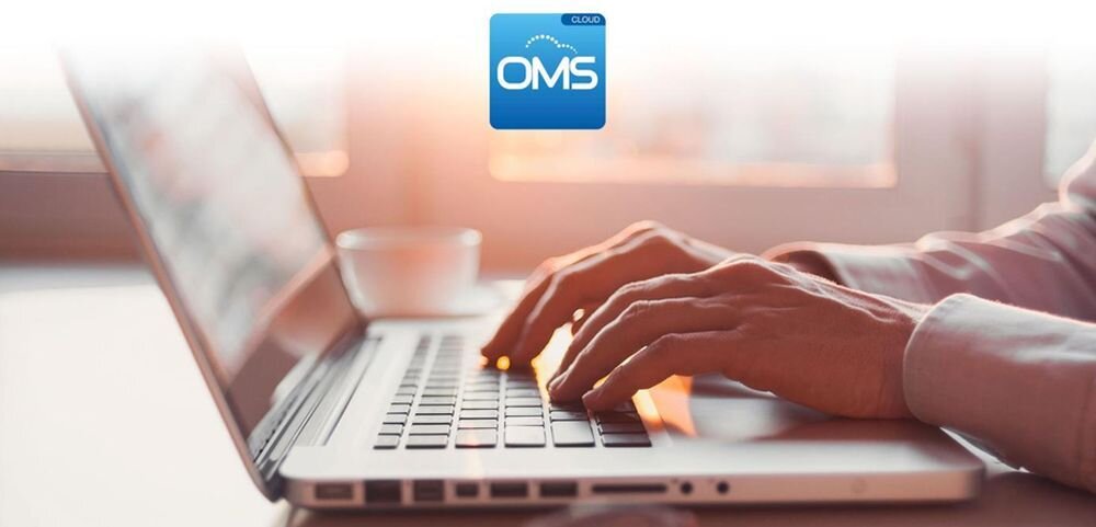 Projektor OPTOMA LH351 Optoma Management Suite Cloud zdalne monitorowanie sterowanie i diagnostyka, osoba pracująca na laptopie