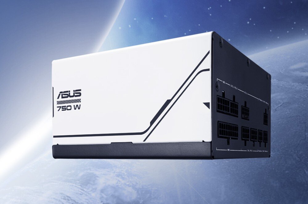 Biała obudowa zasilacza z czarnymi akcentami i logo \'ASUS 750 W\'. W tle widoczna jest powierzchnia planety i przestrzeń kosmiczna.