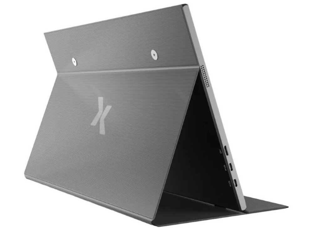 Obraz przedstawia tylną część monitora z logo w kształcie litery \'X\'. Monitor jest ustawiony na podstawce, a po jego boku widoczne są porty.