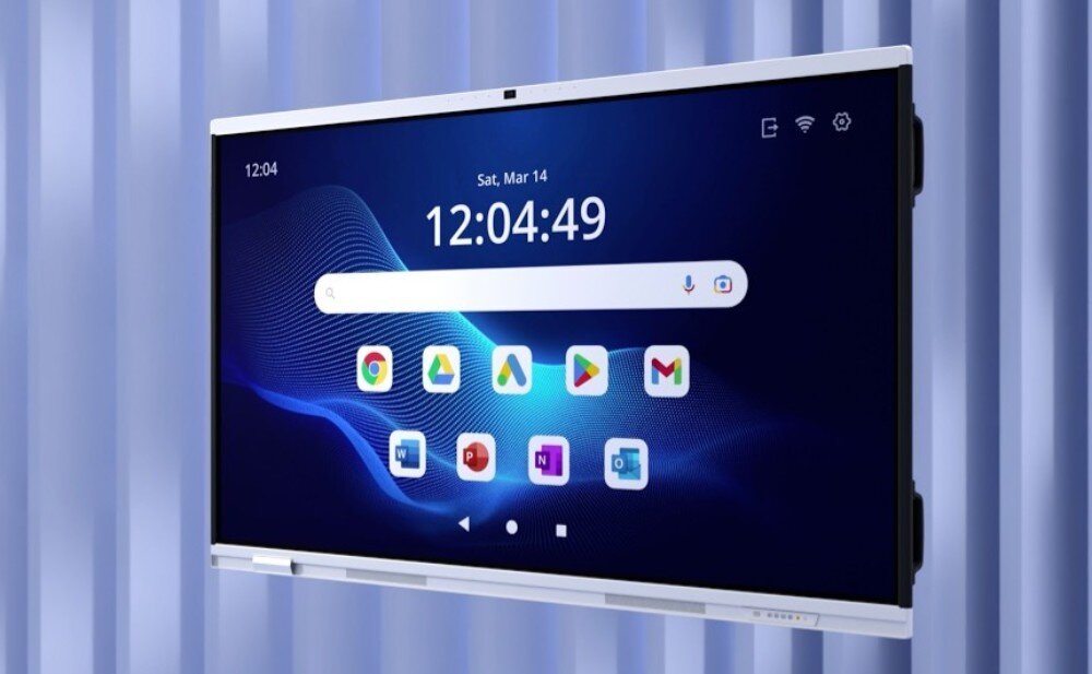 Monitor wyświetla ekran główny z ikonami aplikacji i zegarem pokazującym godzinę 12:04:49. Na górze ekranu widoczna jest data \'Sat, Mar 14\'.