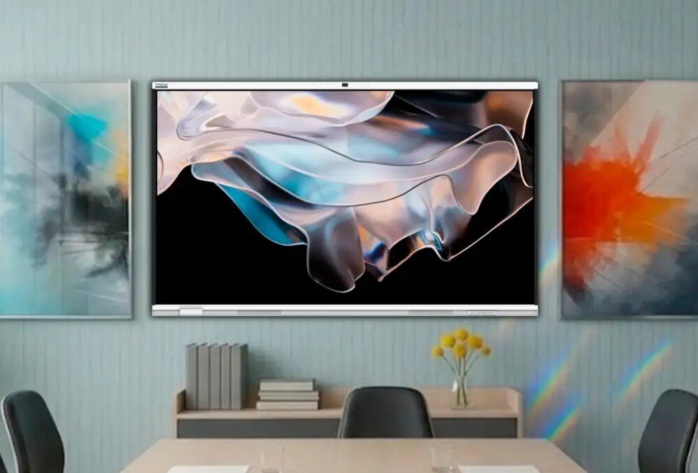Monitor PRESTIGIO SOLUTIONS PSMB018R860 Nowoczesna sala konferencyjna ze stołem i krzesłami, gdzie na ścianie pomiędzy obrazami wisi duży ekran z wyświetloną płynną, abstrakcyjną grafiką