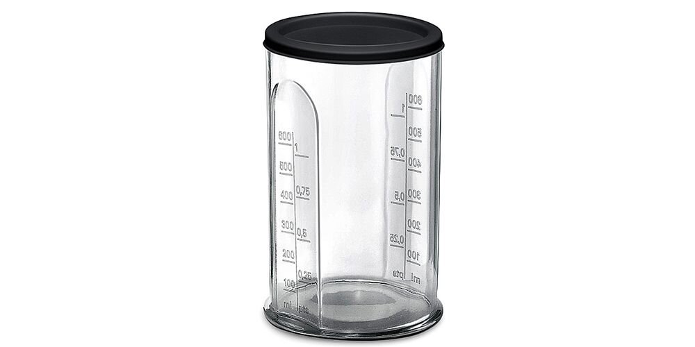 Przezroczysty pojemnik z miarką, posiada czarną pokrywkę. Skala na pojemniku pokazuje wartości od 100 ml do 800 ml oraz od 0,25 l do 1 l.