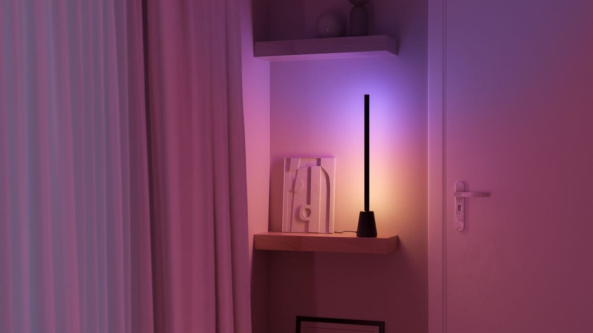 Lampa PHILIPS HUE Play 929004320901 Bluetooth, Zigbee, wymiary, trwałość, energia, design, Pionowa lampa rzucająca kolorowe światło na ścianę.