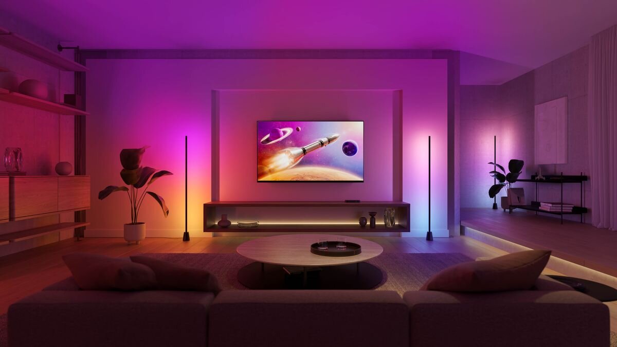 Lampa PHILIPS HUE Play 929004321101 Bluetooth, Zigbee, gradient, barwy, technologia, odpoczynek, Smukłe lampy stojące oświetlające ścianę salonu.