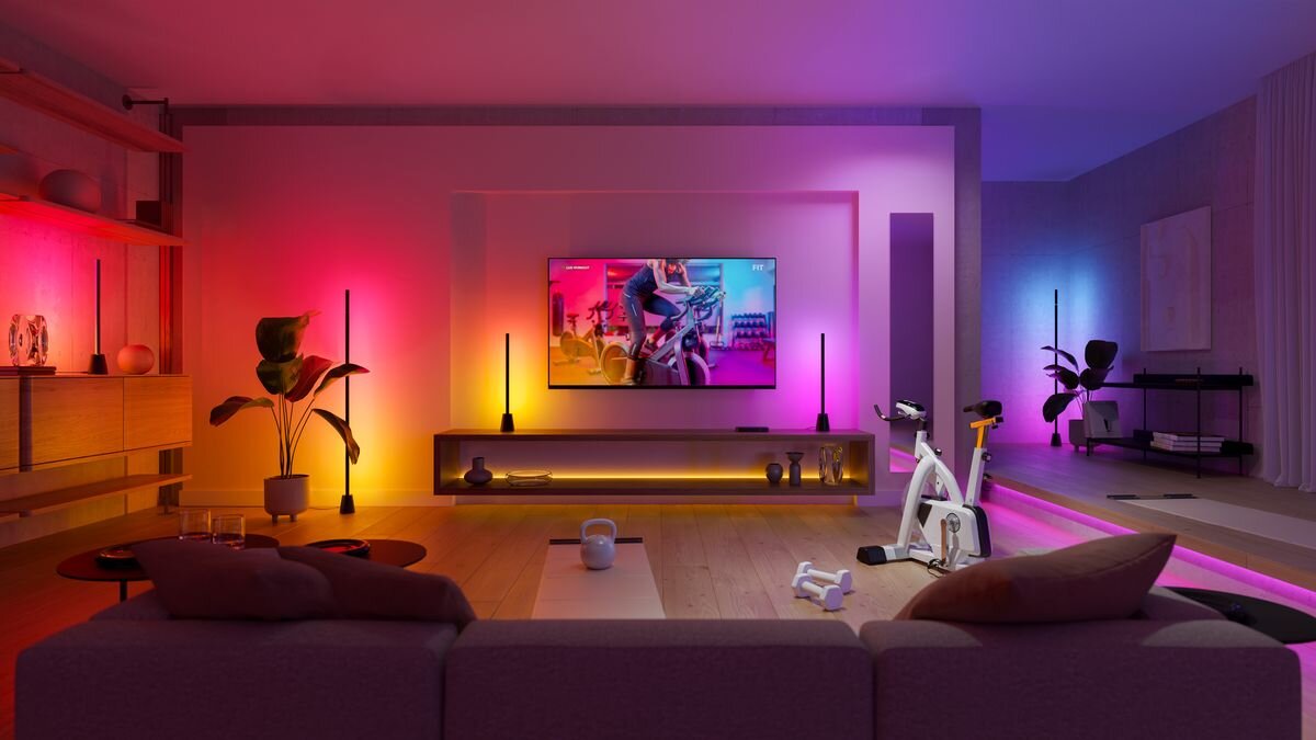 Lampa PHILIPS HUE Play 929004321101 Bluetooth, Zigbee, mostek, system, sieć, połączenie, Salon z rowerem treningowym i kolorowym światłem.