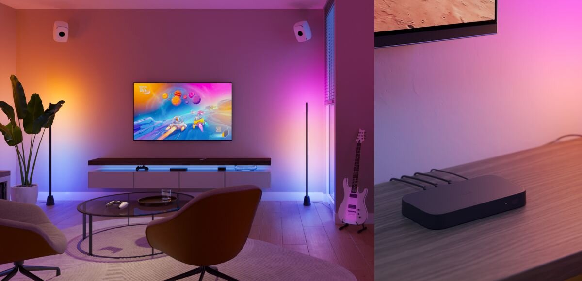 Lampa PHILIPS HUE Play 929004321101 Bluetooth, Zigbee, synchronizacja, obraz, lumeny, Chromasync, Salon z grami wideo oraz czarne urządzenie sterujące.