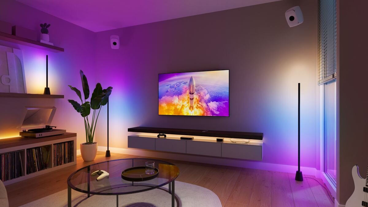 Lampa PHILIPS HUE Play 929004321101 Bluetooth, Zigbee, ColorCast, ściana, efekt, wnętrze, Salon z wielobarwnym oświetleniem ścian i telewizorem.