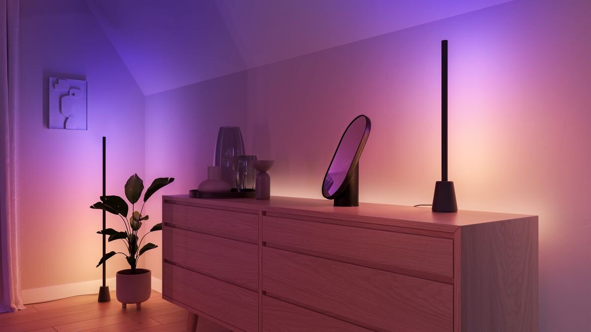 Lampa PHILIPS HUE Play 929004321101 Bluetooth, Zigbee, trwałość, LED, moc, salon, Lampa na komodzie tworząca nastrojowe światło.