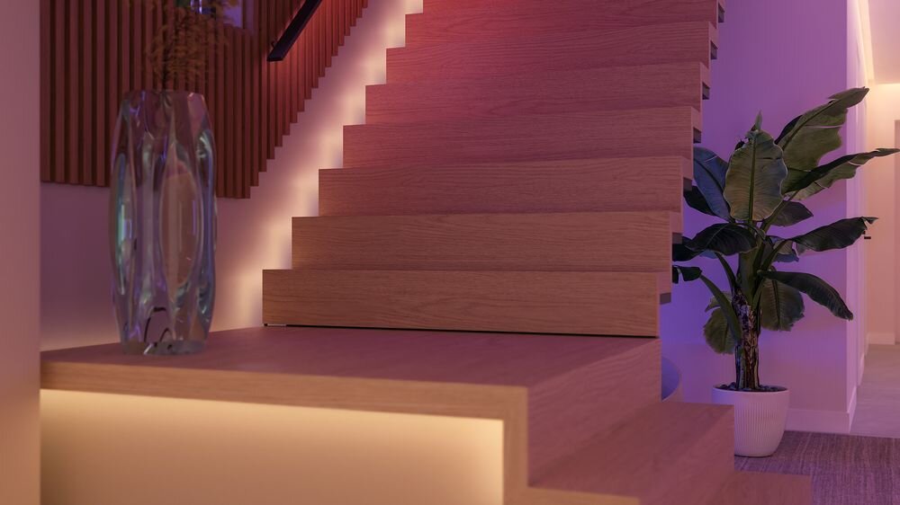 Taśma LED PHILIPS HUE 929004297202 5 m Bluetooth/ZigBee, smart, home, integracja, ekosystem, Akcentowe oświetlenie stopni drewnianych schodów.