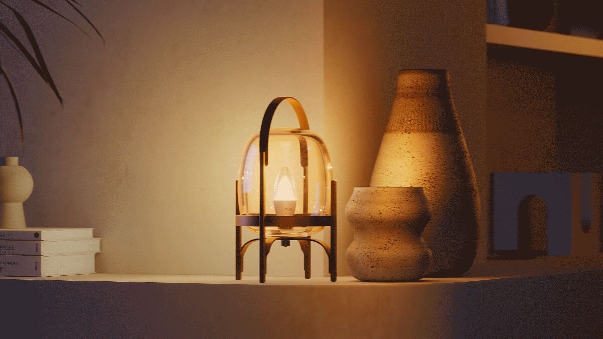Inteligentna żarówka LED PHILIPS HUE Ambiance 929004295301 3.7W E14 Bluetooth, ZigBee, sterowanie, głosowe, smartfon, aplikacja, Dekoracyjna lampka na półce obok wazonów.