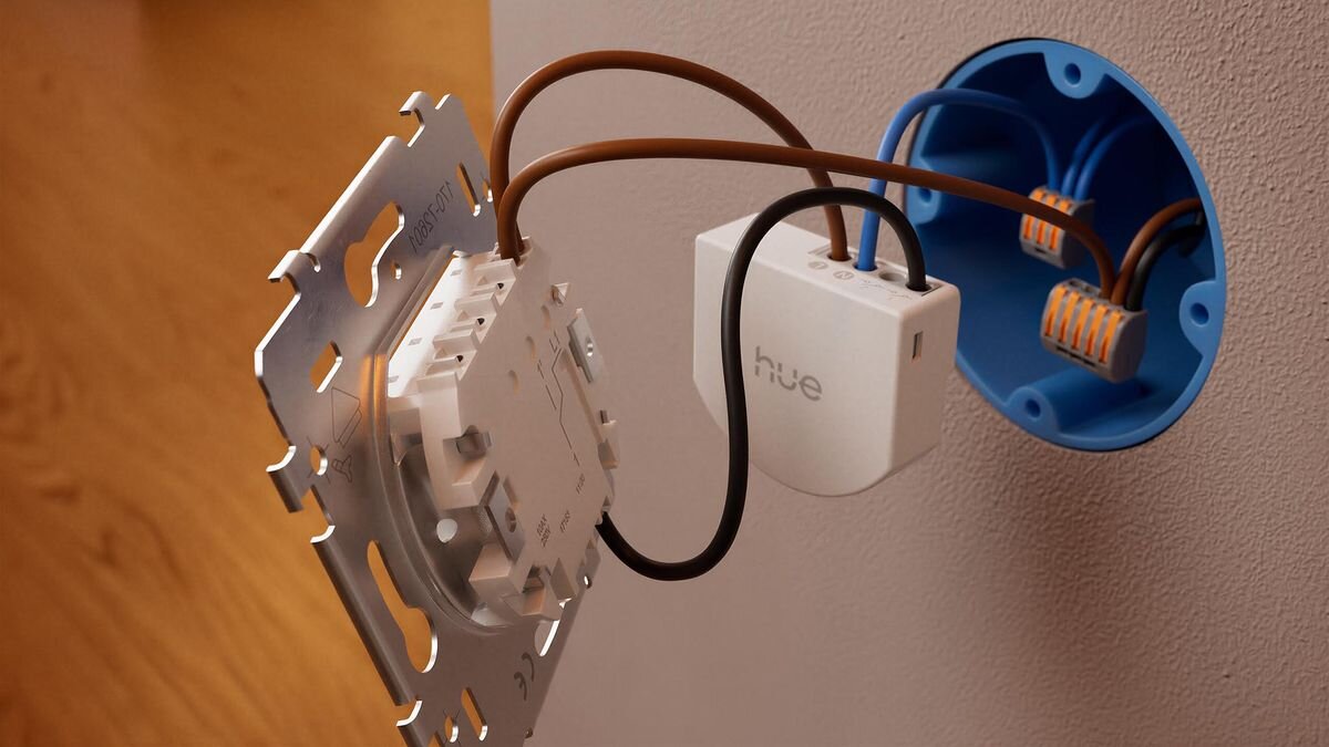 Moduł przełącznika ściennego PHILIPS HUE 929004297003, brak, baterii, sieć, elektryczna, Instalacja modułu oświetlenia w puszce elektrycznej.