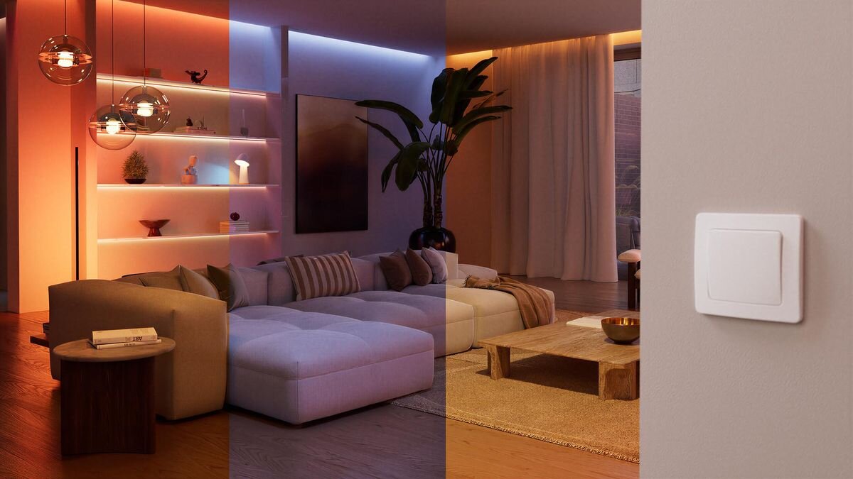 Moduł przełącznika ściennego PHILIPS HUE 929004297004 (2 szt.), sceny, świetlne, relaks, praca, Widok salonu z różnymi barwami światła i włącznikiem.