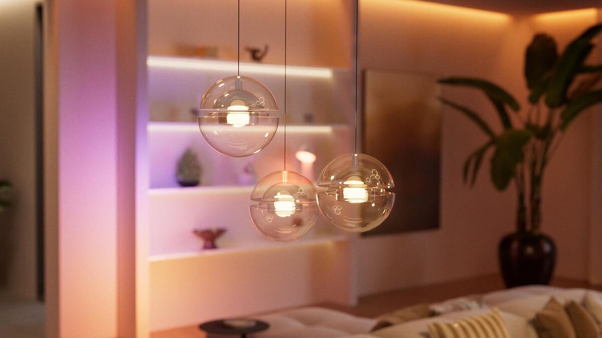 Regulator przyciemniania PHILIPS HUE 929004296901 (1 - kanałowy), klasyczne, lampy, smart, oświetlenie, Trzy dekoracyjne szklane lampy wiszące w salonie.