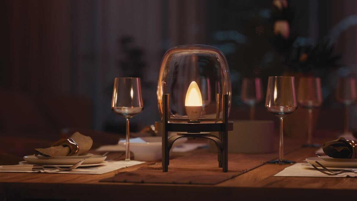 Inteligentna żarówka LED PHILIPS HUE Ambiance 929004295601 3.7W E14 Bluetooth, ZigBee, aplikacja, sterowanie, smartfon, kompatybilność, Elegancko zastawiony stół z nastrojową lampą.