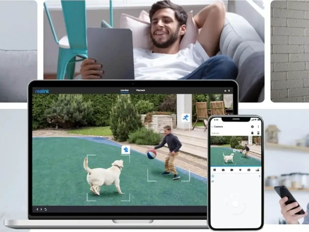 Na ekranie laptopa i smartfona widać obraz z kamery przedstawiający dziecko bawiące się z psem na trawniku. W tle mężczyzna leży na kanapie z tabletem, a na laptopie widoczne jest logo \'reolink\'.
