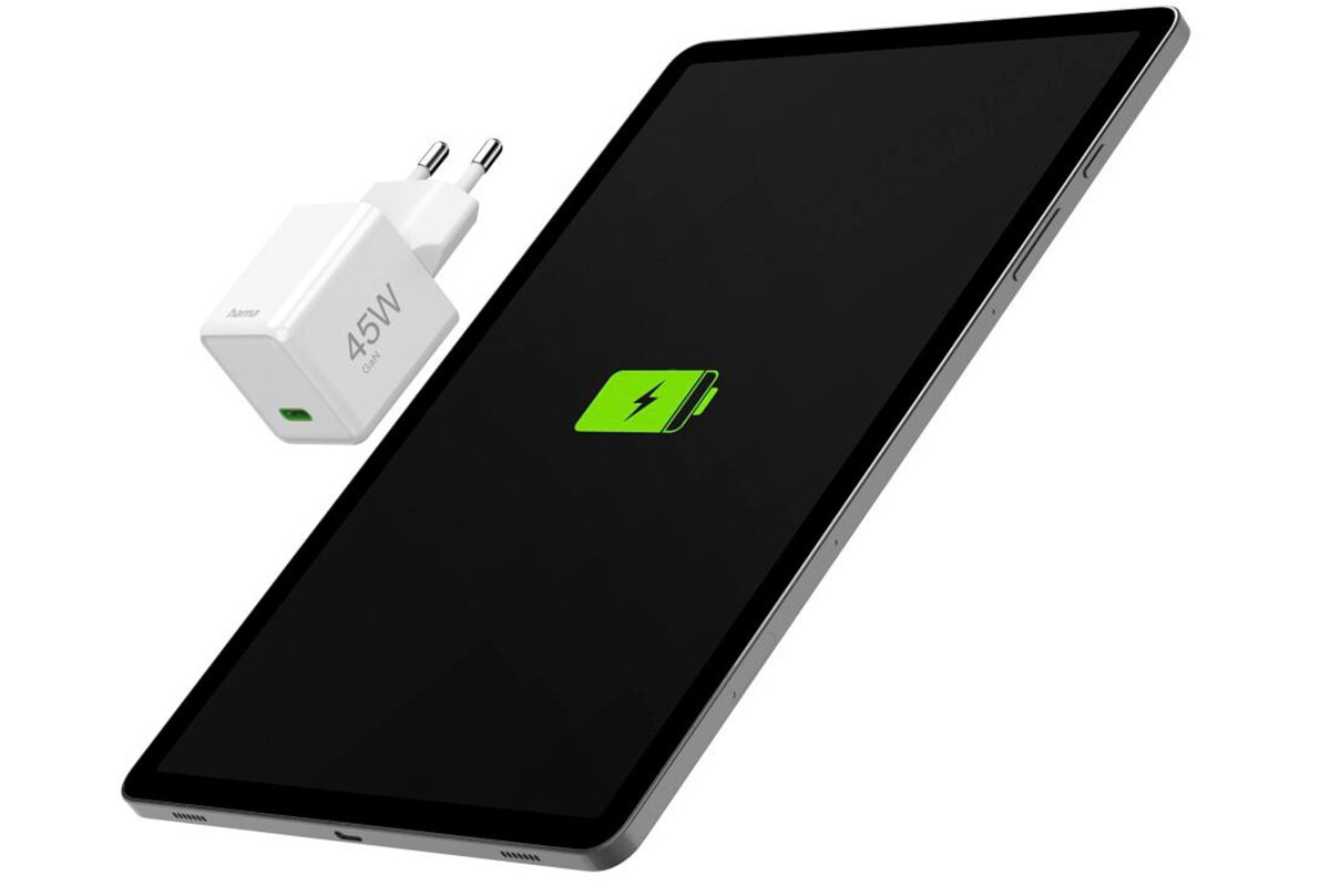 Na obrazie widoczna jest biała ładowarka sieciowa z napisem \'Hama 45W\' oraz tablet z ikoną zielonej baterii na ekranie.