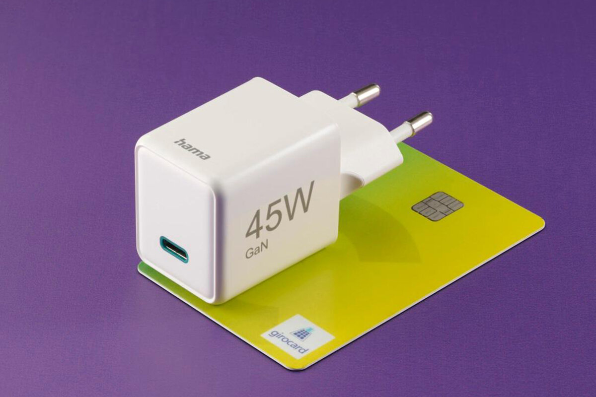 Biała ładowarka sieciowa z napisem \'hama 45W GaN\' leży na kolorowej karcie z chipem i napisem \'girocard\'.